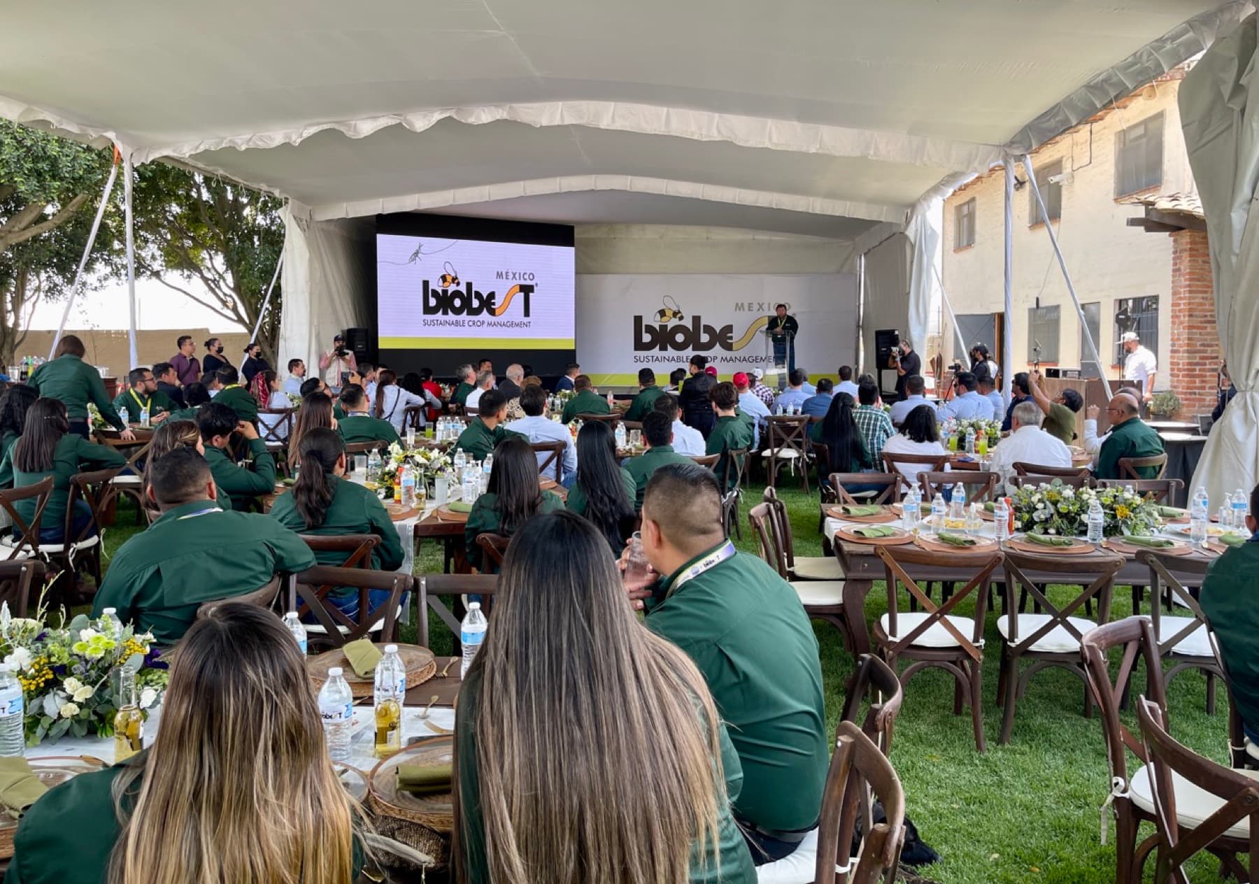 Convención con pantalla LED